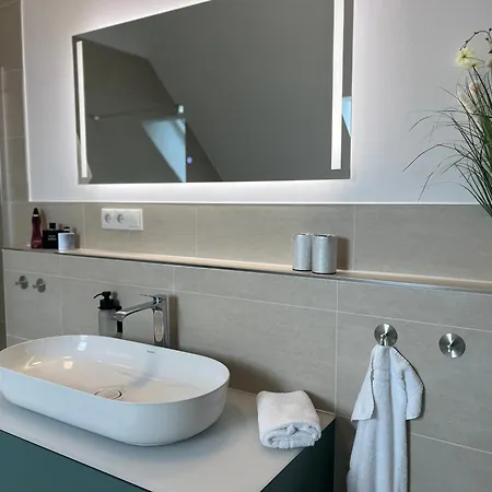 Exklusive 5 Sterne Seeresidenz, Sauna, See, Hund Appartement *